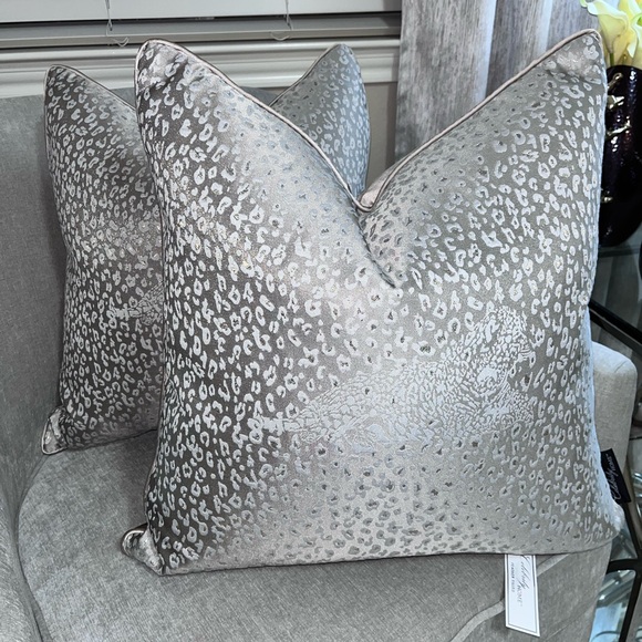 1-NWT CELEBRITY HOME CHEETAH
DECORATIVE PILLOWS (Read description for details) - Picture 1 of 17